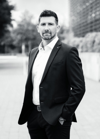 h2 group - portrait frank henschel graustufen