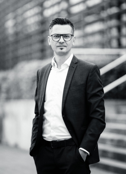 h2 group - portrait sören lämmer graustufen
